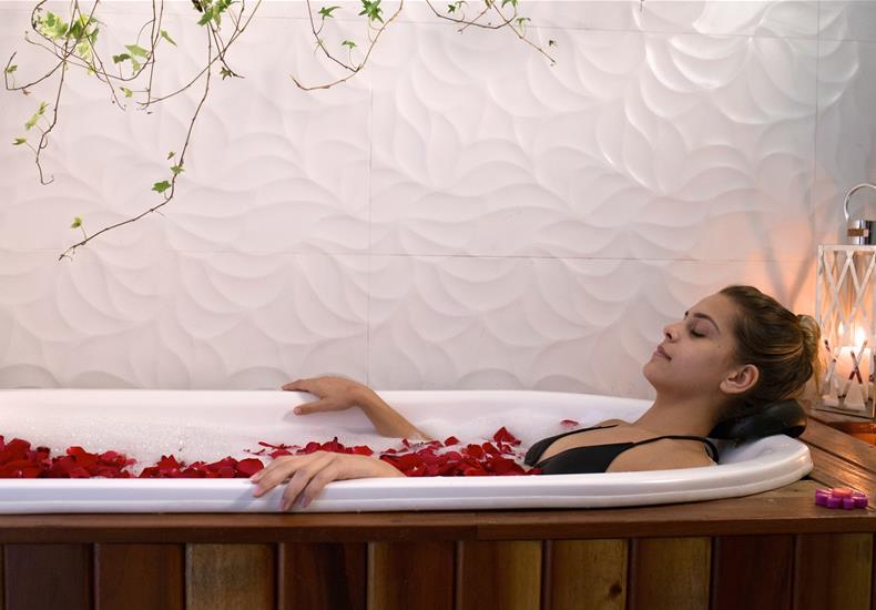 Banheira de imersão com pétalas no spa do Menina Flor Estética