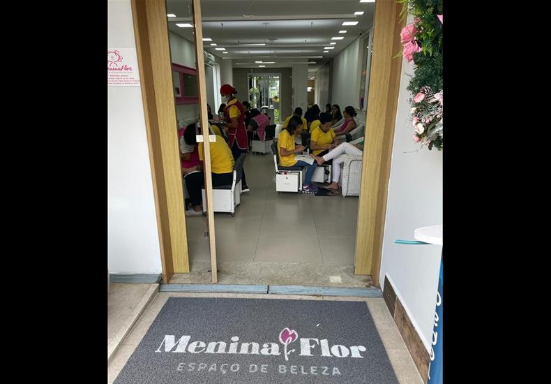 Entrada do salão Menina Flor com tapete personalizado