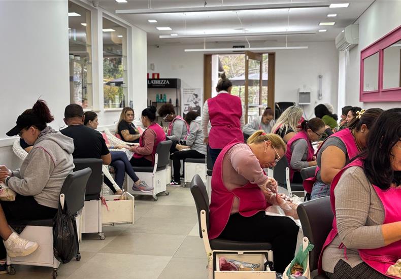 Equipe do Menina Flor em atendimento de manicure e pedicure