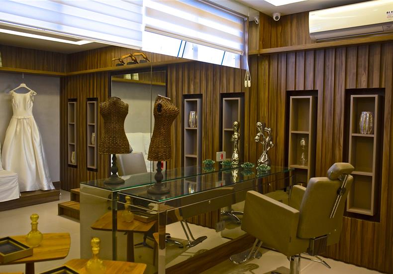 Espaço da noiva do Menina Flor Estética com vestido e penteadeira