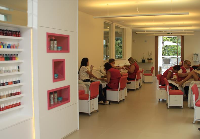 Espaço de esmaltes e manicure do Menina Flor Estética