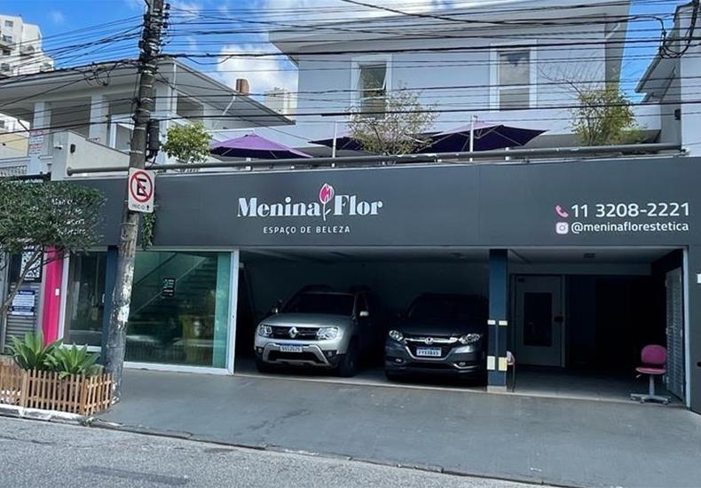 Fachada do Menina Flor Espaço de Beleza com estacionamento próprio