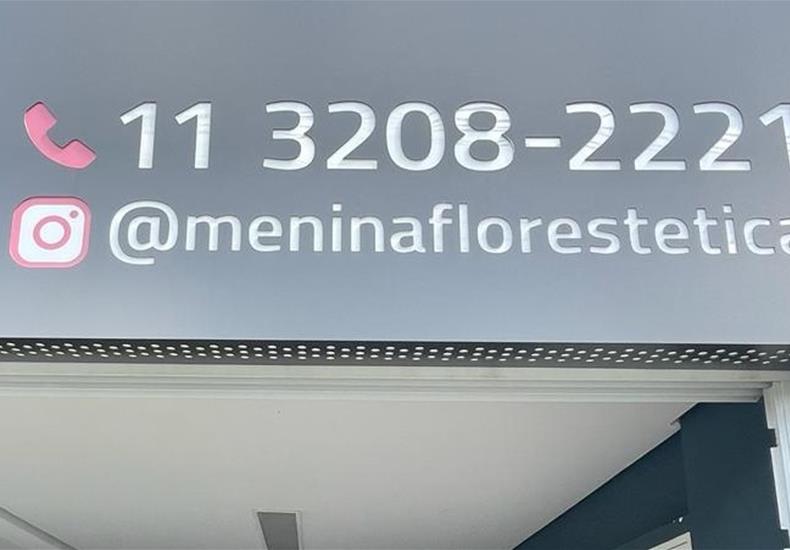 Letreiro do salão com telefone (11) 3208-2221 e Instagram @meninaflorestetica
