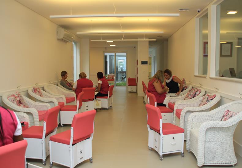 Sala de manicure e pedicure com poltronas do Menina Flor Estética